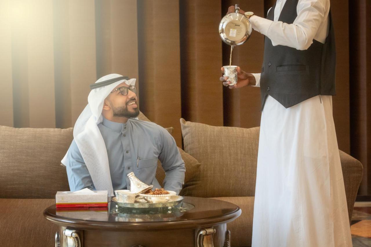 Al Safwah Orchid Hotel Mekka Zewnętrze zdjęcie A man in traditional Arab dress being served coffee
