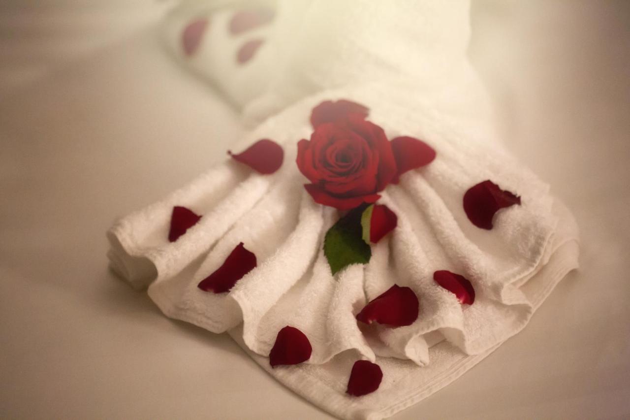 Al Safwah Orchid Hotel Mekka Zewnętrze zdjęcie A rose on a bed