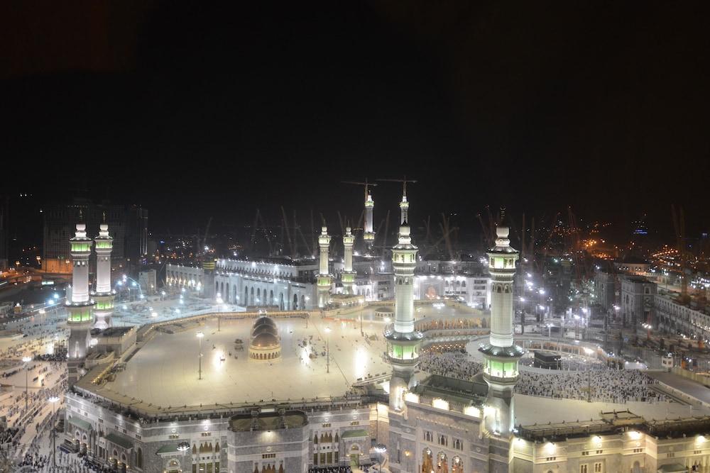Al Safwah Orchid Hotel Mekka Zewnętrze zdjęcie Masjid al-Qubāʾ at night