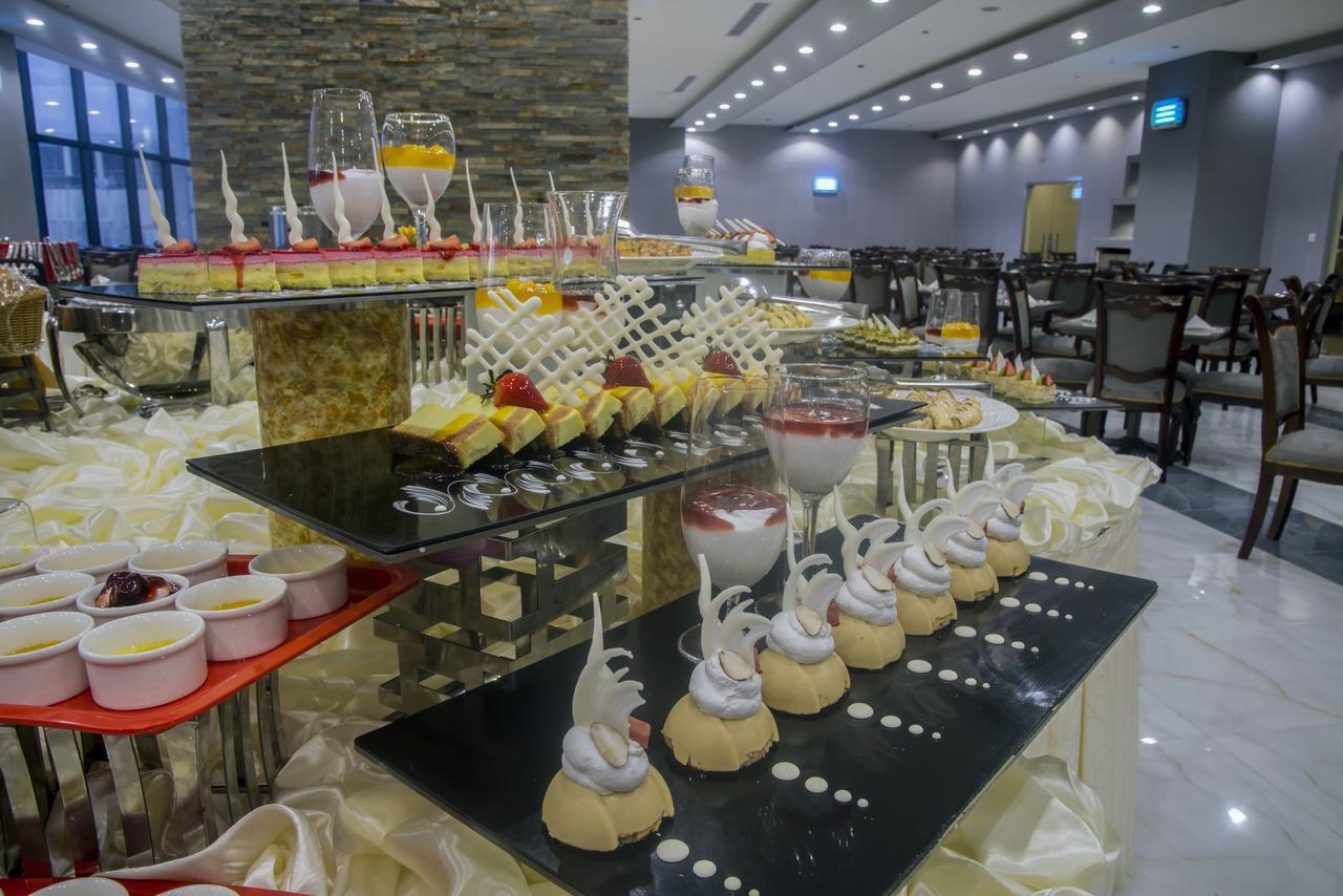 Al Safwah Orchid Hotel Mekka Zewnętrze zdjęcie A dessert table at a wedding reception