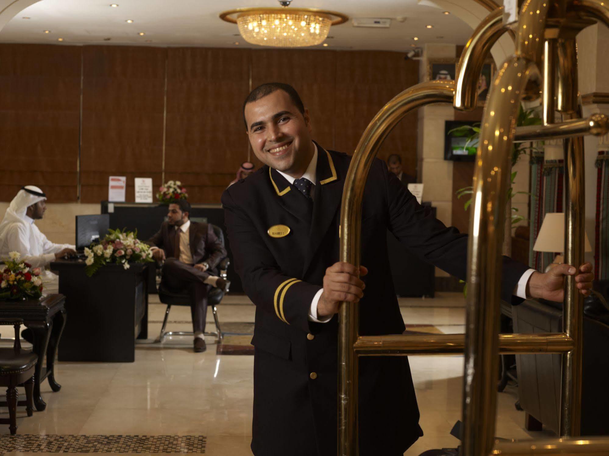 Al Safwah Orchid Hotel Mekka Zewnętrze zdjęcie A bellboy at the Grand Hyatt Hotel in Riyadh, Saudi Arabia