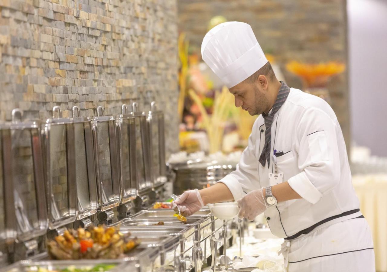 Al Safwah Orchid Hotel Mekka Zewnętrze zdjęcie A chef at work