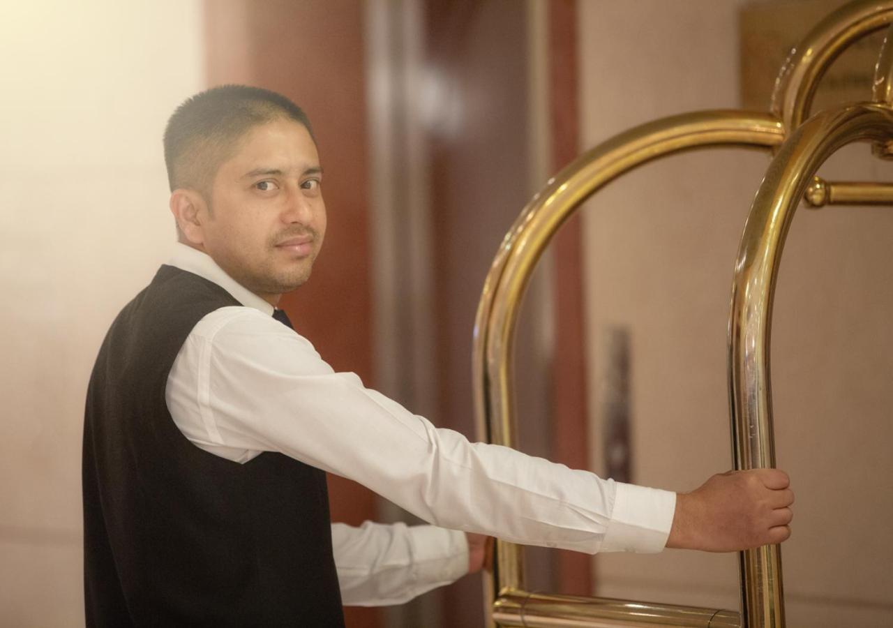 Al Safwah Orchid Hotel Mekka Zewnętrze zdjęcie A bellboy